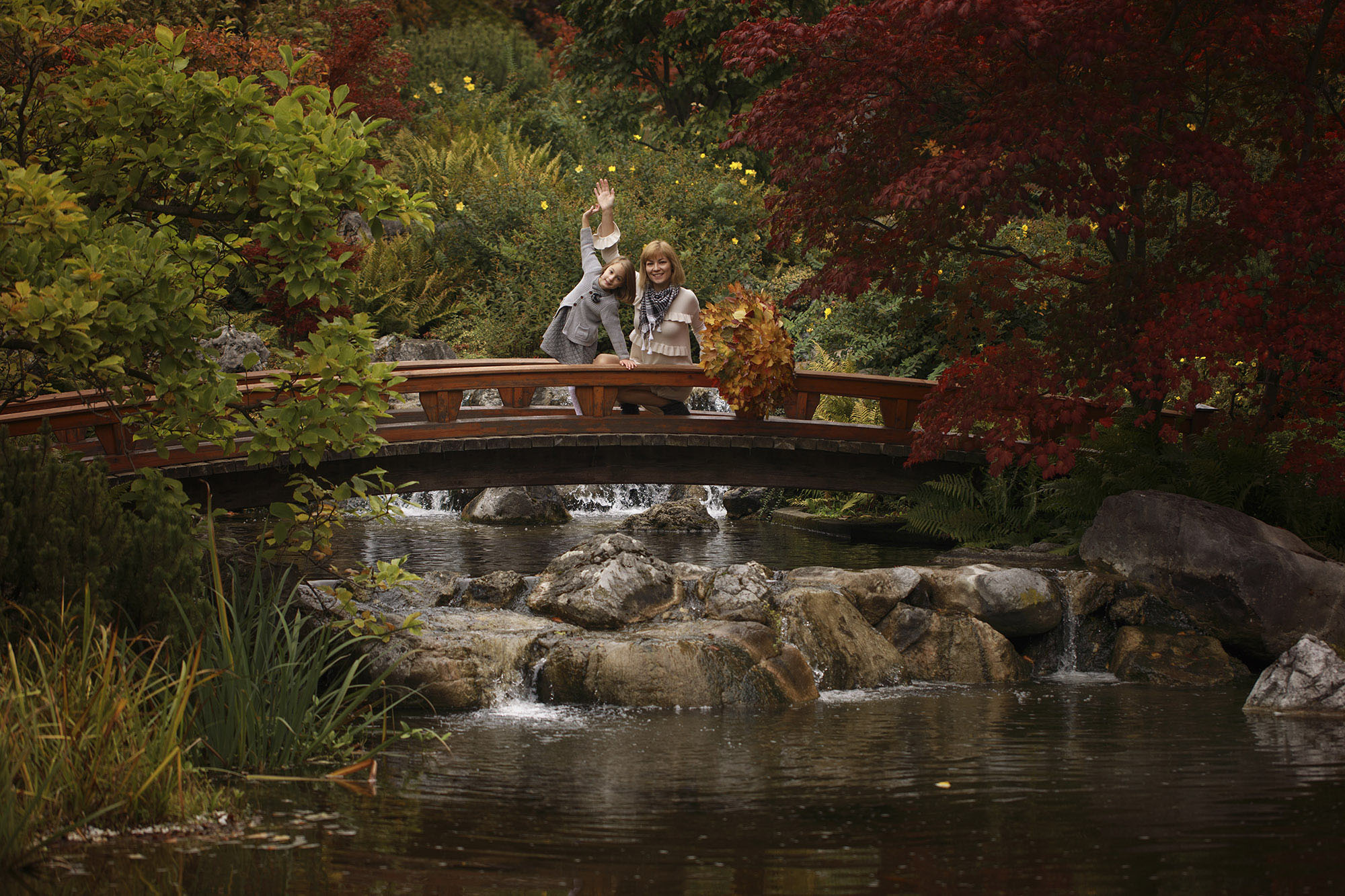 Mother and her daughter on a bridge in Türkenschanzpark